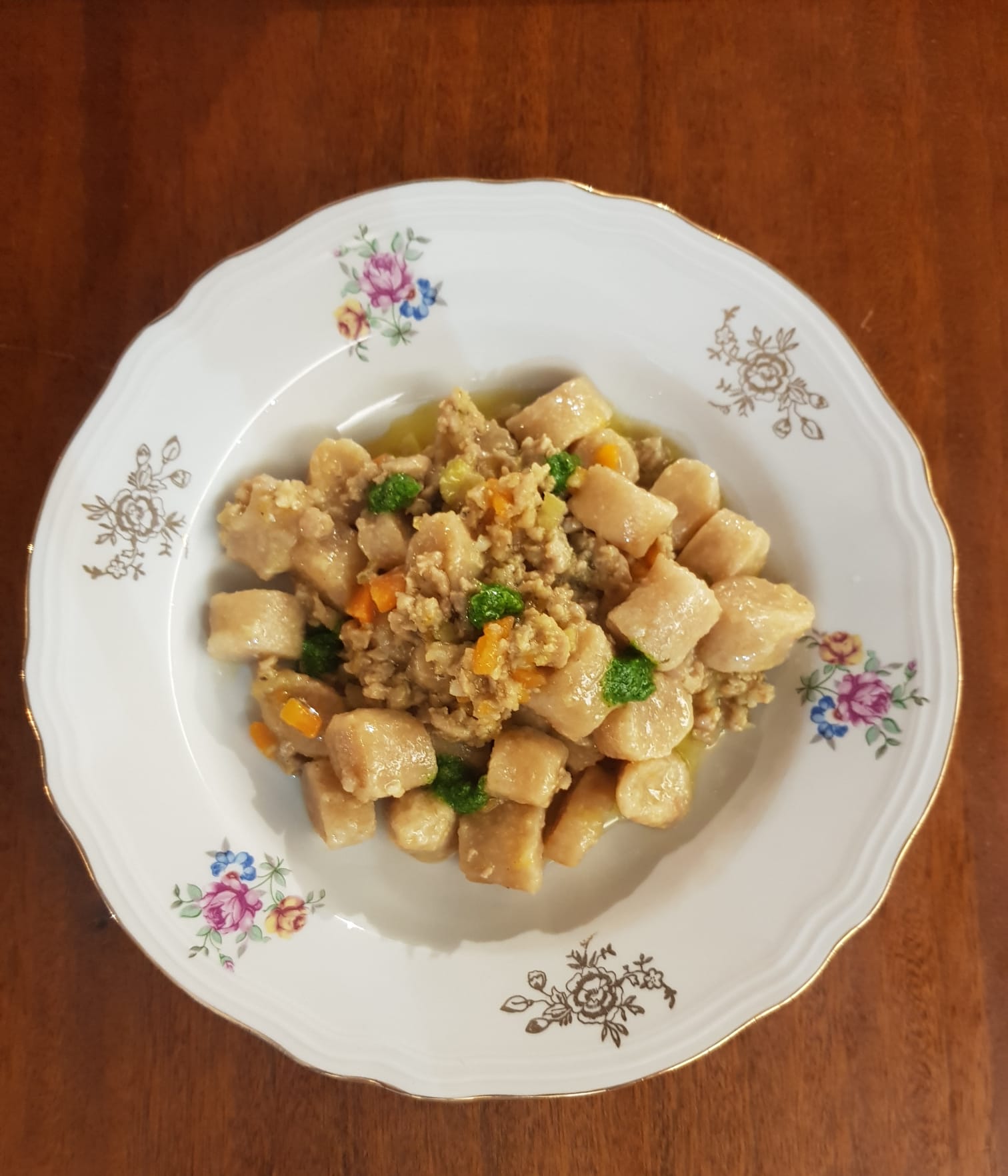 Gnocchi di pane con ragù di salsiccia e pesto di rucola
